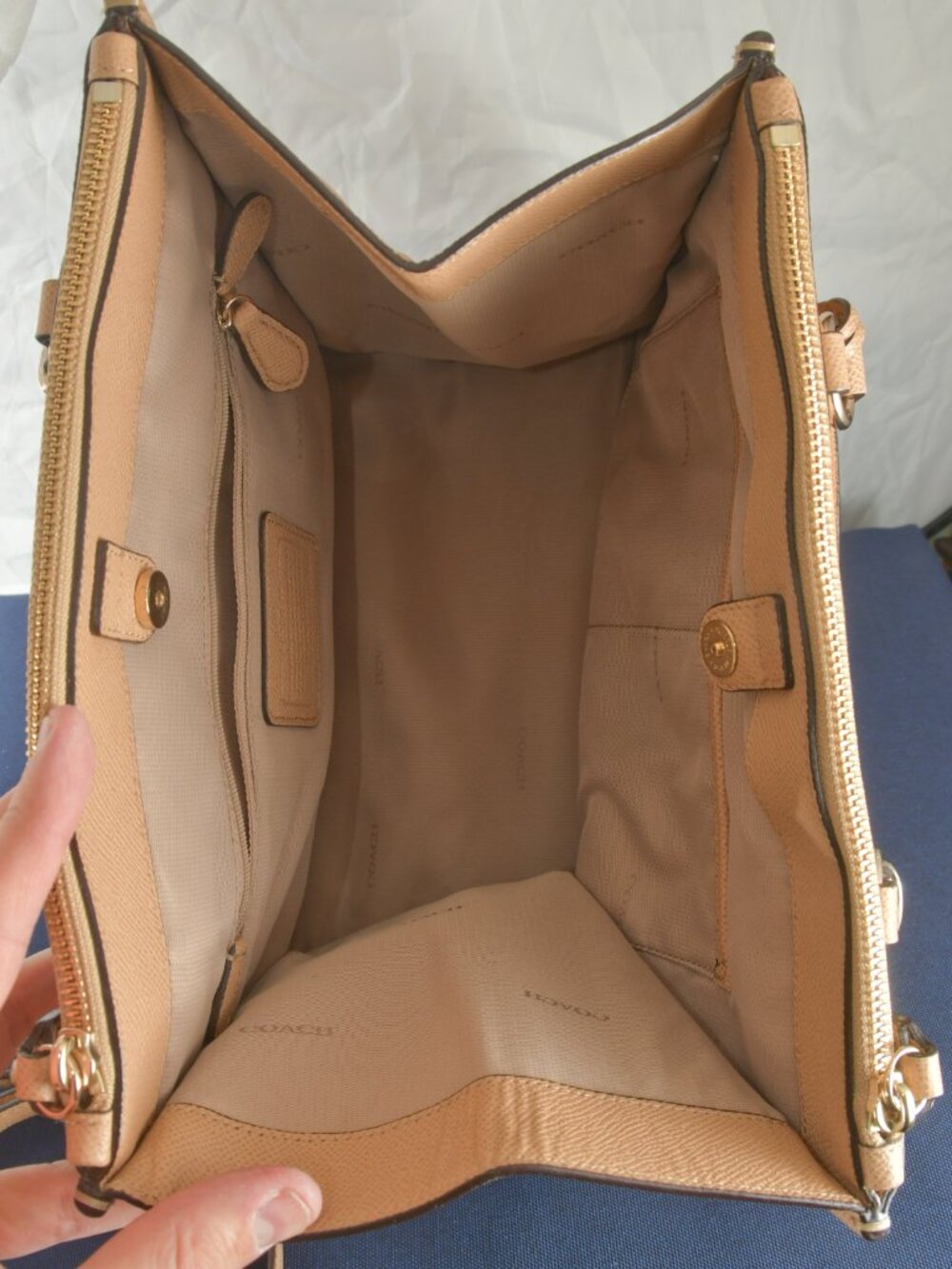 COACH - New W/o tags - Tan LARGE Purse - Picture 4 of 8